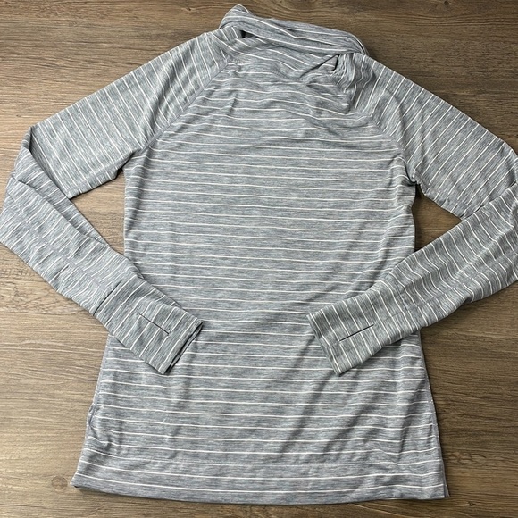 GAP GapFit Women’s Long Sleeve Grey and White Turtleneck Shirt, size small - Picture 8 of 10